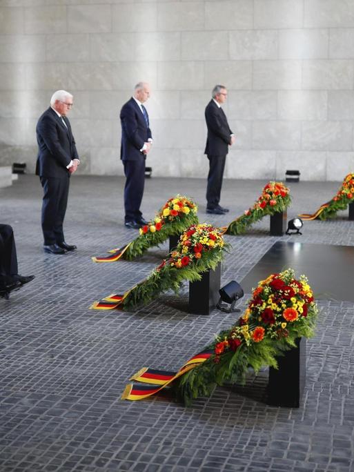 Angela Merkel, Wolfgang Schaeuble, Frank-Walter Steinmeier, Woidke und Vosskuhle legen Kränze zum Gedenken es 75. Jahrestages des Kriegsendes nieder.