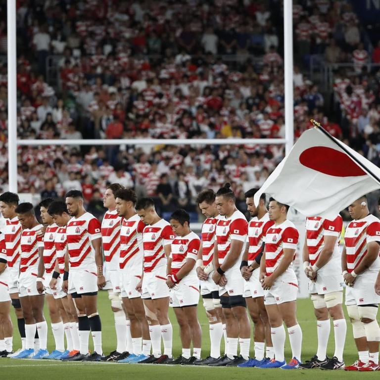 Das japanische Rugby Nationalteam gedenkt vor dem Spiel gegen Schottland in einer Schweigeminute den Opfern des Taifuns 