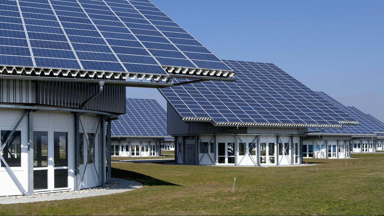 Solarpanels auf Dächern in einem bayerischen Photovoltaik-Park.