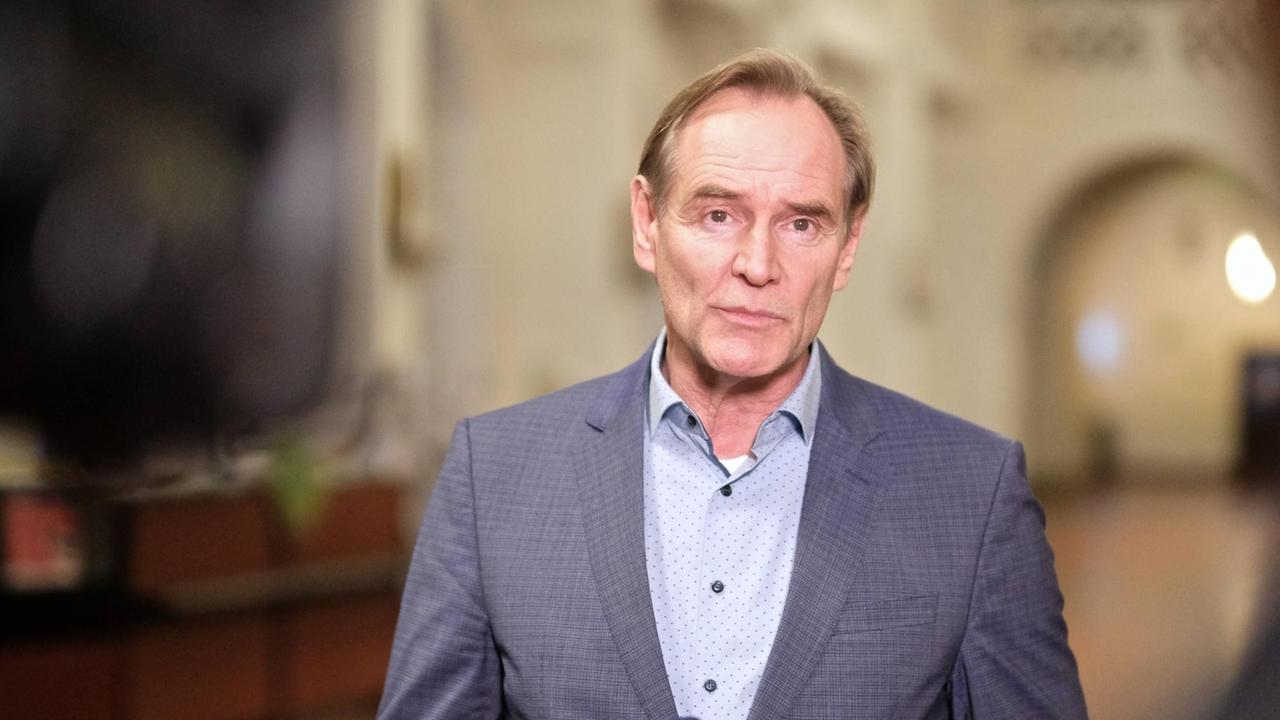 Burkhard Jung (SPD) Oberbürgermeister der Stadt Leipzig und Präsident des Deutschen Städtetags während eines Interviews in der Halle des Neuen Rathauses in Leipzig, 04.03.2021