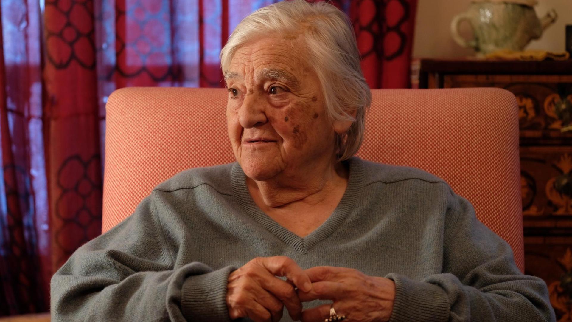 Etel Adnan sitzt auf einem Sessel, Bild vom Oktober 2016 in Paris.