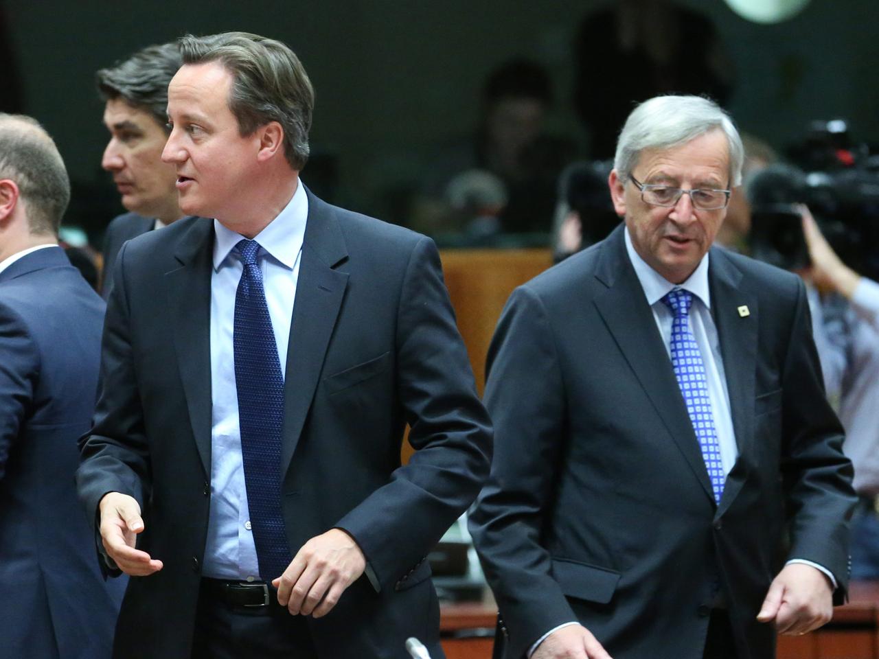 Der britische Premierminister David Cameron wendet Jean-Claude während einer Sitzung des Europäischen Rats den Rücken zu.