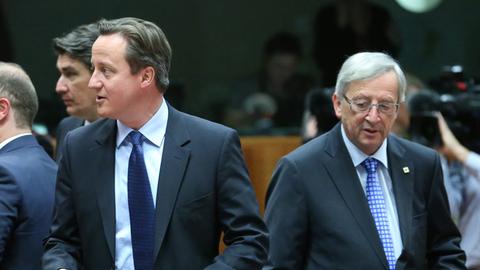 Der britische Premierminister David Cameron wendet Jean-Claude Juncker während einer Sitzung des Europäischen Rats den Rücken zu.