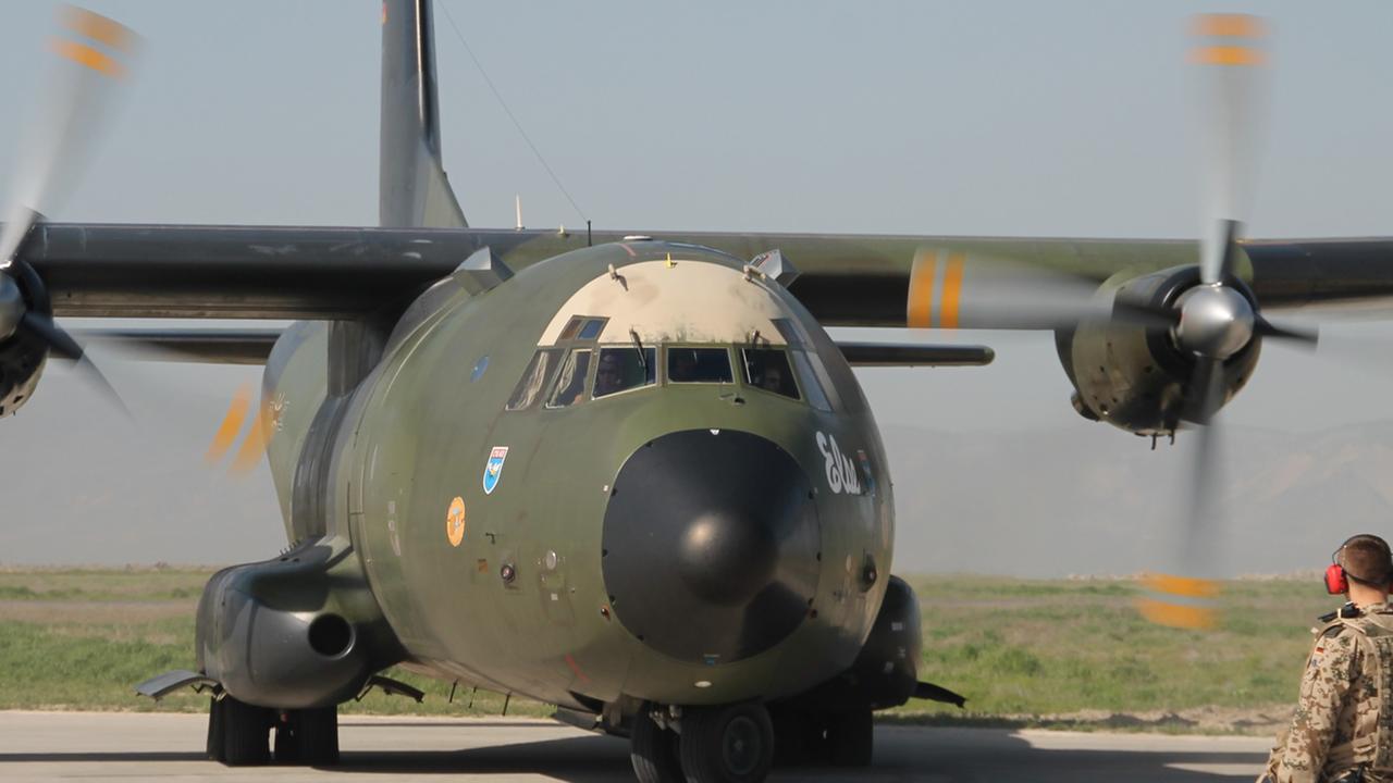 Eine Transall landet am 28.03.2013 auf einem Flugfeld in der Nähe des Feldlager des zivil-militärischen Wiederaufbauteams (PRT) im Kundus (Afghanistan).