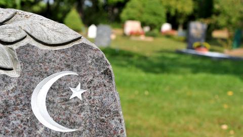 Ein Halbmond ziert am Mittwoch (05.09.2012) den Grabstein eines muslimischen Grabes auf dem Hauptfriedhof in Stuttgart.