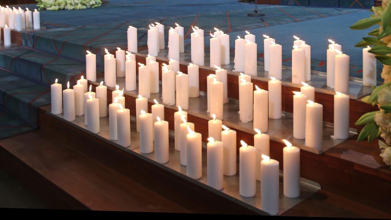 Kerzen (insgesamt 150) brennen am 17.04.2015 in Köln (Nordrhein-Westfalen) vor der Trauerfeier für die Germanwings-Opfer im Kölner Dom.