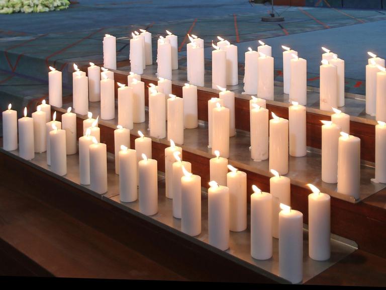 Insgesamt 150 Kerzen brennen vor der Trauerfeier für die Germanwings-Opfer im Kölner Dom.
