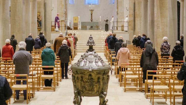 Gläubige stehen im Hildesheimer Dom. Das Bistum Hildesheim hat in seiner Eucharistiefeier an die infolge von Covid-19 weltweit verstorbenen Menschen erinnert. Der Rat der Europäischen Bischofskonferenzen hatte dazu aufgerufen, an jedem Tag der Fastenzeit in einem europäischen Land an die Opfer der Corona-Pandemie zu gedenken. Gläubige stehen im Hildesheimer Dom. Das Bistum Hildesheim hat in seiner Eucharistiefeier an die infolge von Covid-19 weltweit verstorbenen Menschen erinnert. Der Rat der Europäischen Bischofskonferenzen hatte dazu aufgerufen, an jedem Tag der Fastenzeit in einem europäischen Land an die Opfer der Corona-Pandemie zu gedenken.
