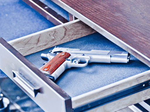 Gefährliche Neueinstellung: Als Reinigungskraft hat Iris Zugang zu fast allen Schubladen im Rathaus. Eine geöffnete Schublade mit einer Pistole darin.