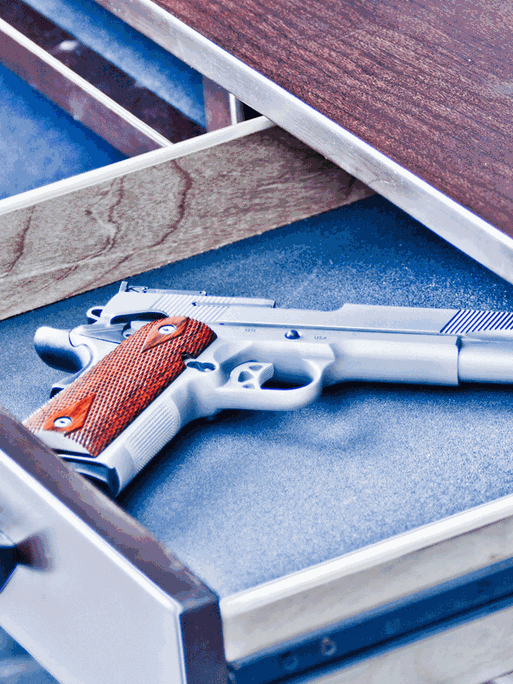 Gefährliche Neueinstellung: Als Reinigungskraft hat Iris Zugang zu fast allen Schubladen im Rathaus. Eine geöffnete Schublade mit einer Pistole darin.