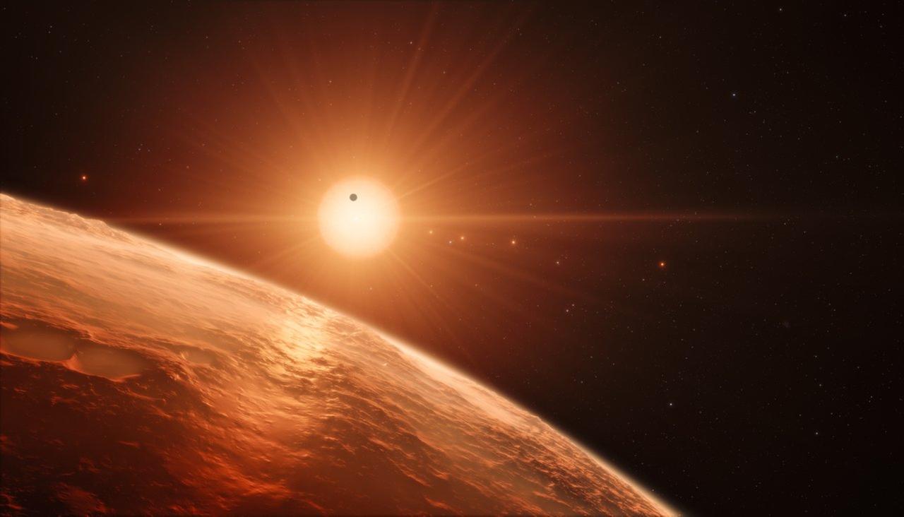Eine künstlerische Darstellung der Oberfläche eines Planeten im Sternsystem TRAPPIST-1. Mindestens sieben Planeten umkreisen den kalten Zwergstern rund 40 Lichtjahre von der Erde entfernt.
