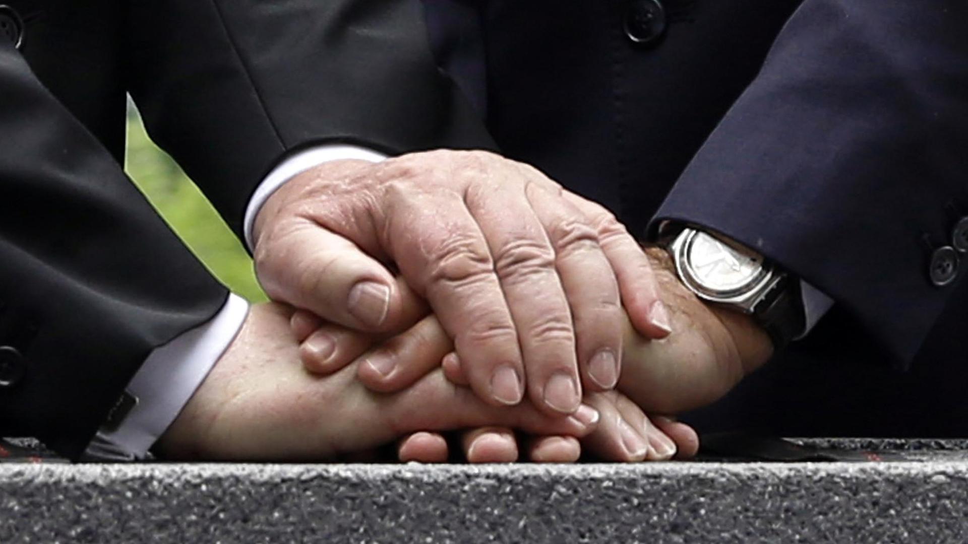 Hand in Hand am "Menschenfresserberg": Gemeinsam gedachten die Präsidenten Deutschlands und Frankreichs, Gauck und Hollande, im Elsass der Opfer des Ersten Weltkriegs.
