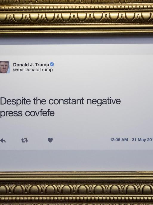 Die berühmtesten Tweets von US-Präsident Trump befinden sich am 16.06.2017 in New York in der "The Donald J. Trump Presidential Twitter Library" hinter Glas und im Goldrahmen.