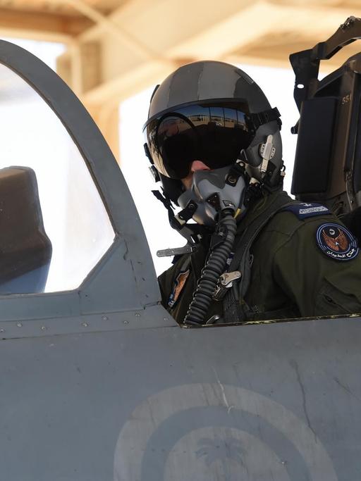 Ein saudi-arabischer Pilot in einem Kampfjet.