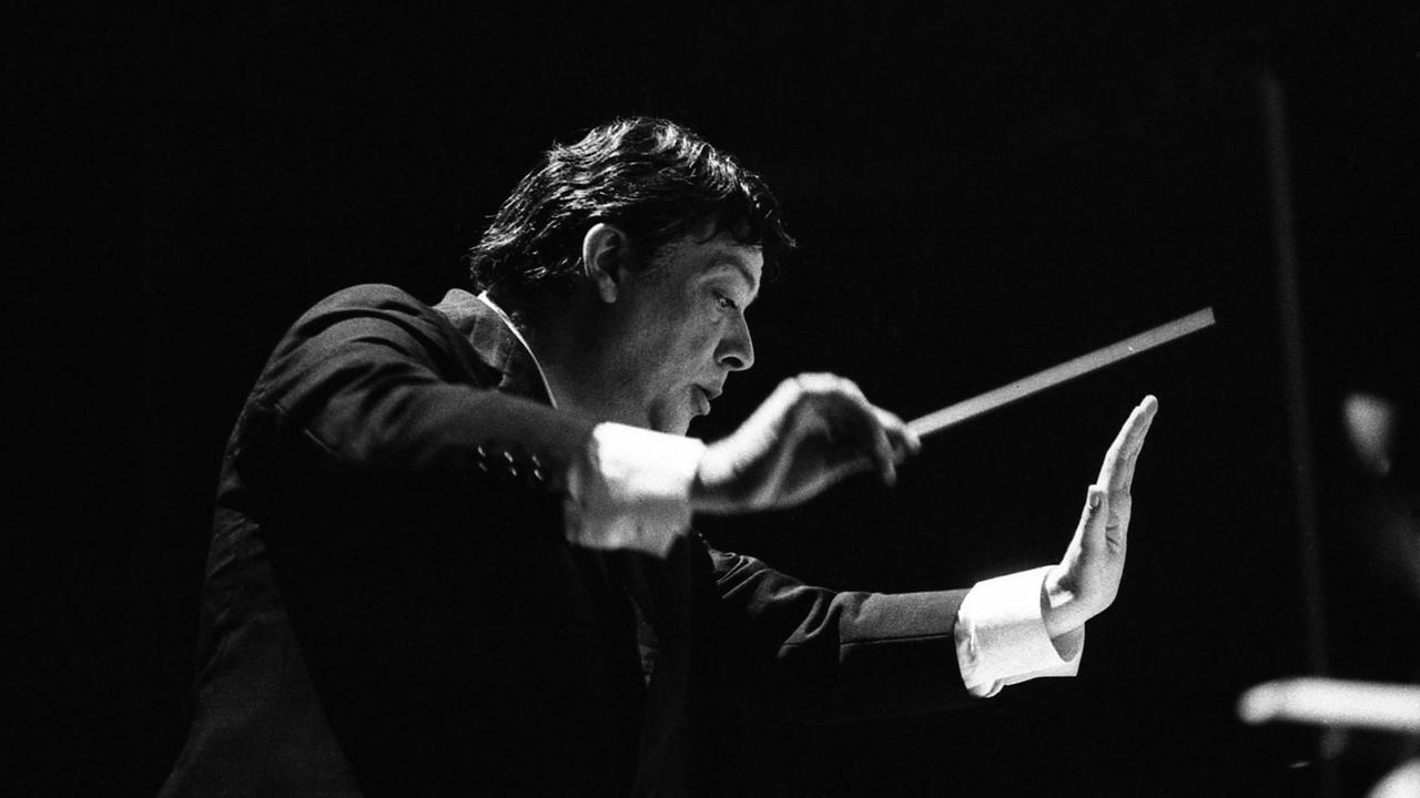 Der Komponist und Dirigent Bruno Maderna 1971 im Theatre de la Ville in Paris