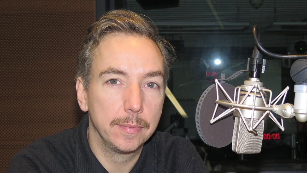 Porträtfoto des Singer-Songwriters und Moderators Olli Schulz im Studio von Deutschlandradio Kultur.
