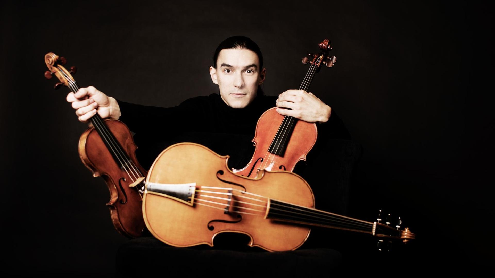 Der Geiger Sergey Malov ist mit drei verschiedenen Streichinstrumenten abgebildet, zwei davon hält er jeweils in einer Hand, er trägt dunkle Kleidung von einem dunklen Hintergrund