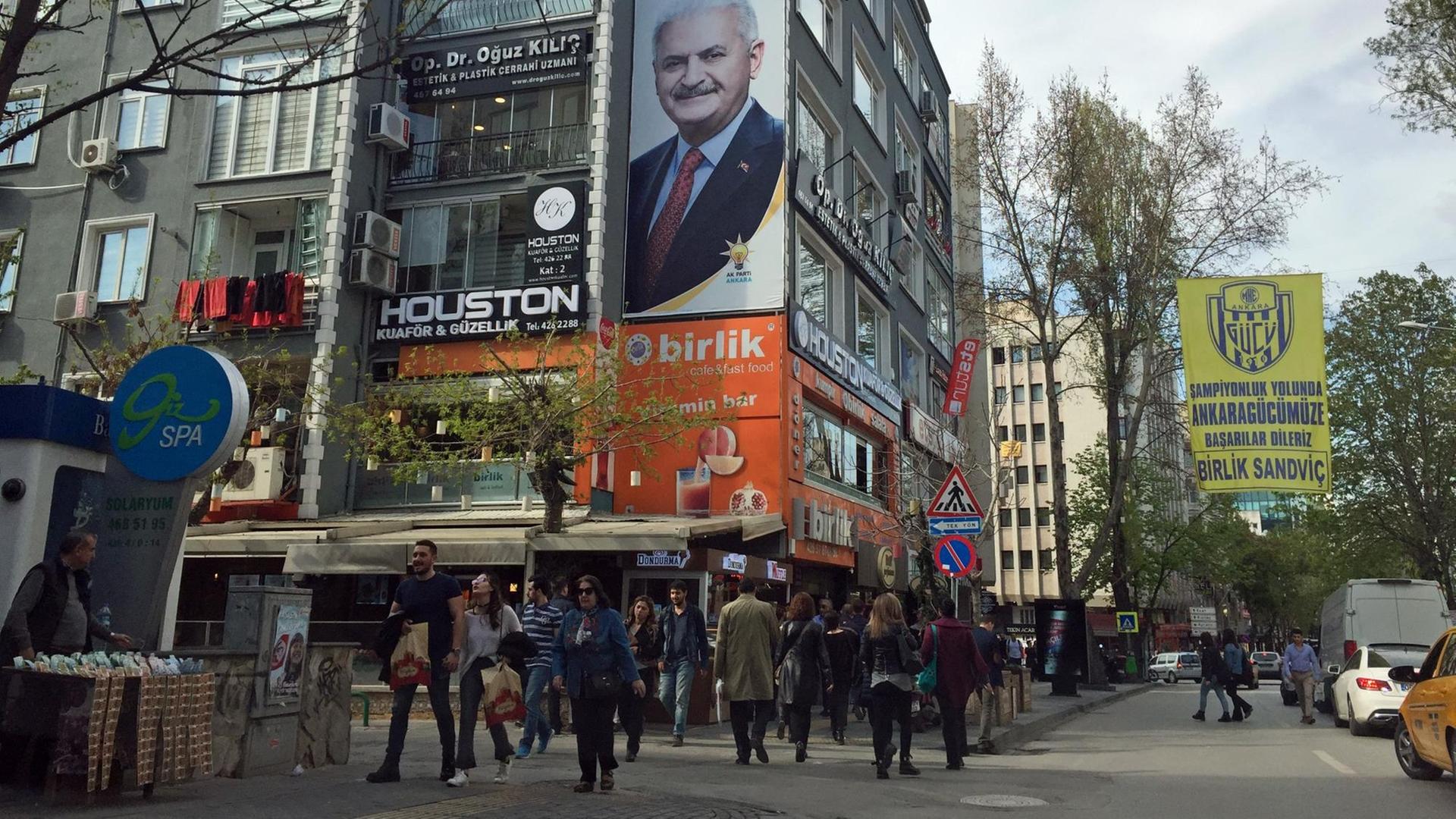 Im Bild sieht man eine Straßenszene in Ankara