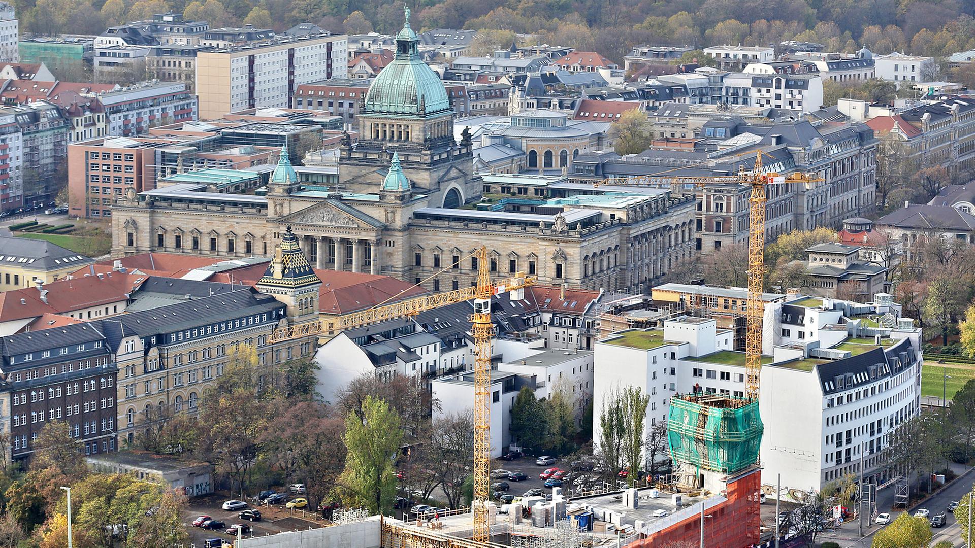 Rohbau der neuen Leipziger Probsteikirche am 05.11.2013 in Leipzig, im Hintergrund das Bundesverwaltungsgericht.