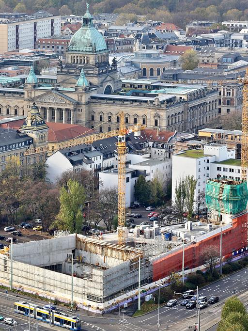 Rohbau der neuen Leipziger Probsteikirche am 05.11.2013 in Leipzig, im Hintergrund das Bundesverwaltungsgericht.