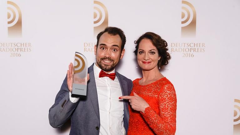 Dominik Schottner freut sich mit Laudatorin Natalia Wörner über den Radiopreis für die "Beste Reportage".