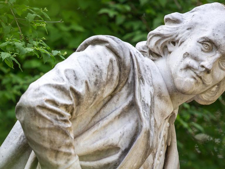 Ein Denkmal von William Shakespeare im Park an der Ilm in Weimar (Thüringen). 