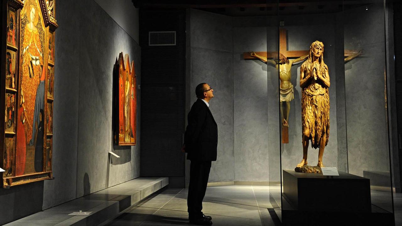 Ein Besucher des umgebauten Dommuseums in Florenz.