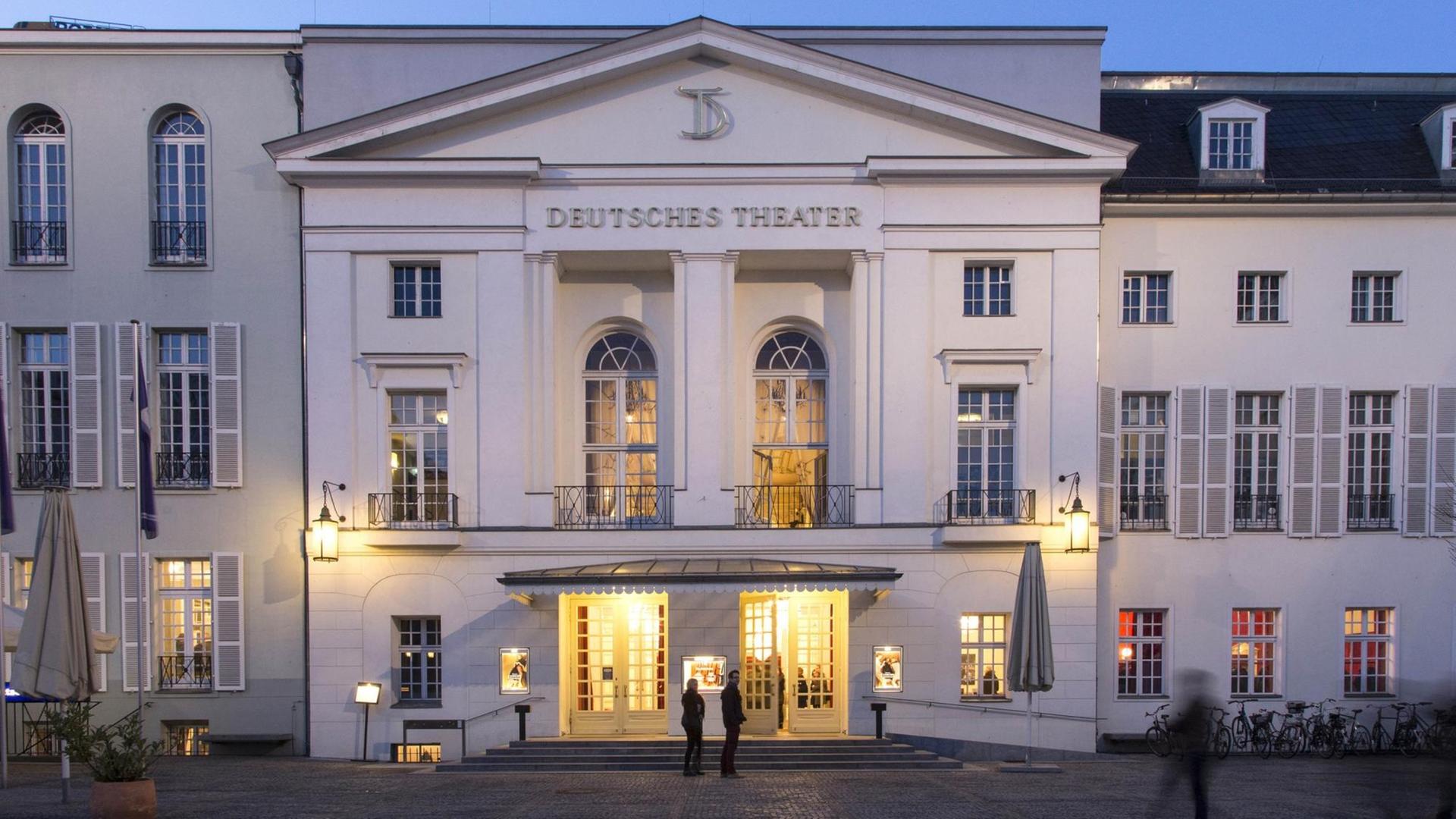 Das Deutsche Theater in Berlin zur blauen Stunde.
