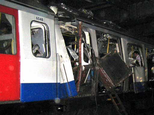 Zerstörter Wagen einer U-Bahn nach dem Anschlag in London