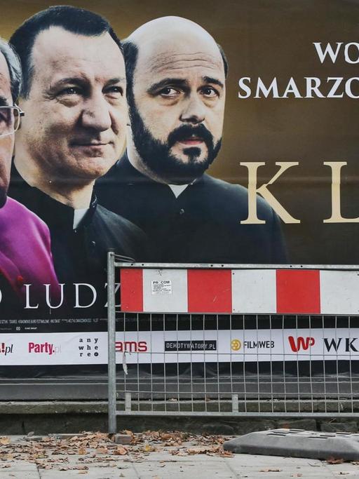 Ein Plakat wirbt für den polnischen Erfolgsfilm "Kler".