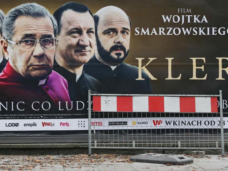 Ein Plakat wirbt für den polnischen Erfolgsfilm "Kler".