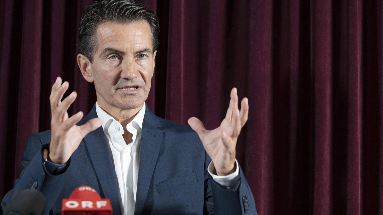 Roland Weißmann gestikuliert während einer Pressekonferenz in Wien am 22. Juli 2021