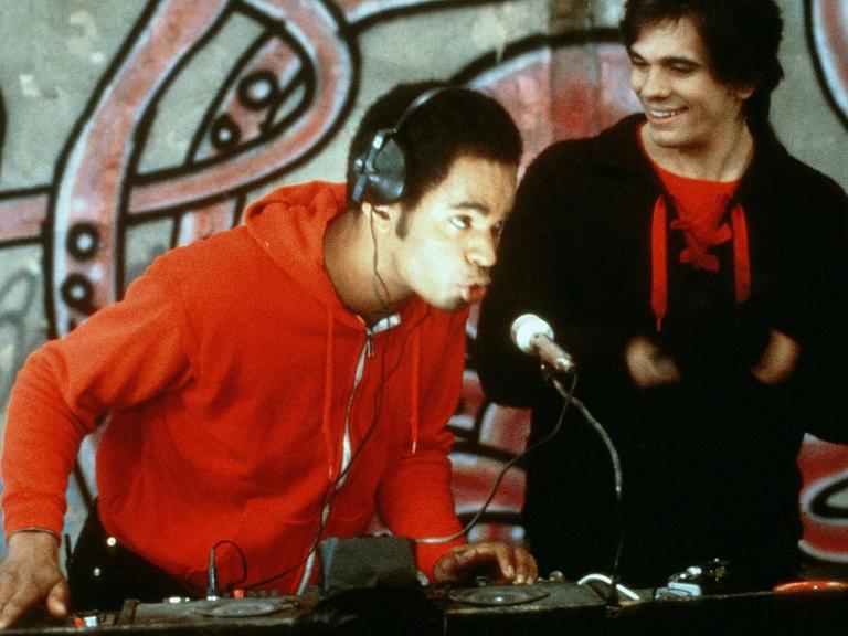 Szene aus dem Film "Beat Street" (1984): Ein DJ scratcht auf einer Blockparty.