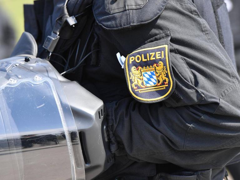 Auf einem Jackenärmel ist das Symbol der bayerischen Polizei aufgenäht.