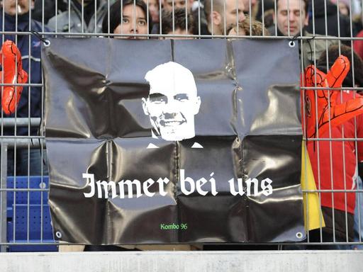 Fußballfans von Hannover 96 gedenken ihres früheren Torwarts Robert Enke mit einem Plakat.