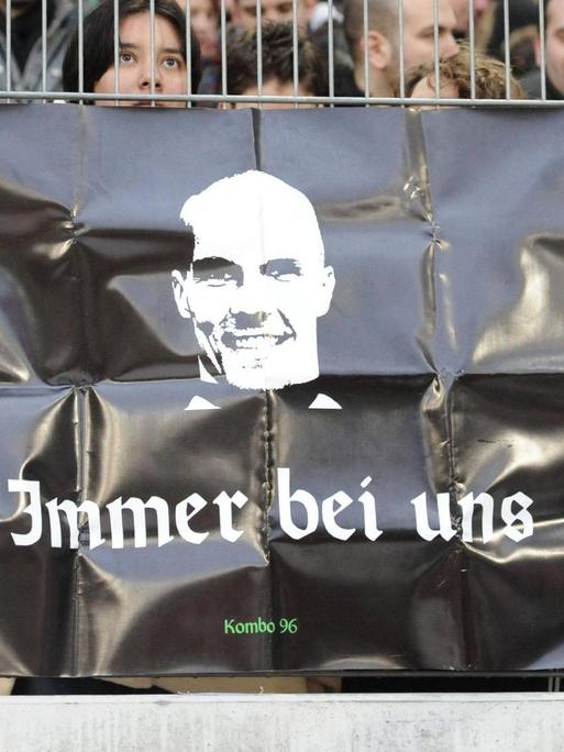 Fußballfans von Hannover 96 gedenken ihres früheren Torwarts Robert Enke mit einem Plakat.