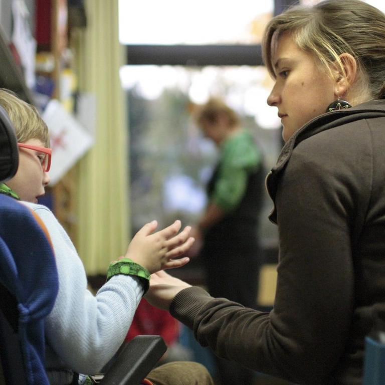 Junge Frau macht ein Freiwilliges Soziales Jahr an der Maria Montessori Schule fuer Geistig Behinderte in Bruehl , Deutschland . Young woman doing a voluntary social year at a Maria Montessori primary school for children with mental and physical disabilities . Bruehl , Germany . 21.10.2008 , , , Bruehl DEU Deutschland PUBLICATIONxINxGERxSUIxAUTxONLY Copyright: xUtexGrabowskyx Boy Woman makes a Voluntary Social Affairs Year to the Mary Montessori School for mentally Disabled in Bruehl Germany Young Woman Doing a Voluntary Social Year AT a Mary Montessori Primary School for Children With mental and Physical Disabilities Bruehl Germany 21 10 2008 Bruehl DEU Germany PUBLICATIONxINxGERxSUIxAUTxONLY Copyright xUtexGrabowskyx