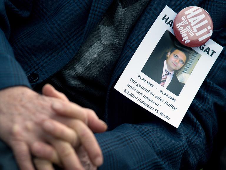 Ein Teilnehmer trägt am 06.04.2016 bei der Gedenkfeier zehn Jahre nach der Ermordung von Halit Yozgat in Kassel einen Button mit der Aufschrift "Halit war mein Kollege". Halit war 2006 mutmaßlich das letzte Opfer der NSU-Morde gegen Migranten in Deutschland.