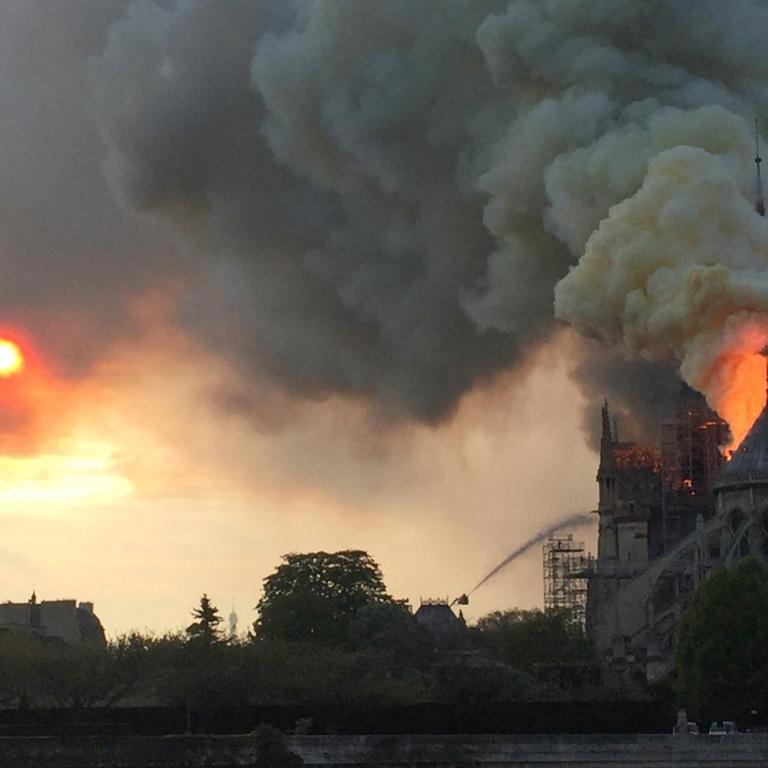 Flammen und Rauch steigen vom Dach der Kathedrale Notre-Dame in Paris auf, aufgenommen am 15. April 2019. 