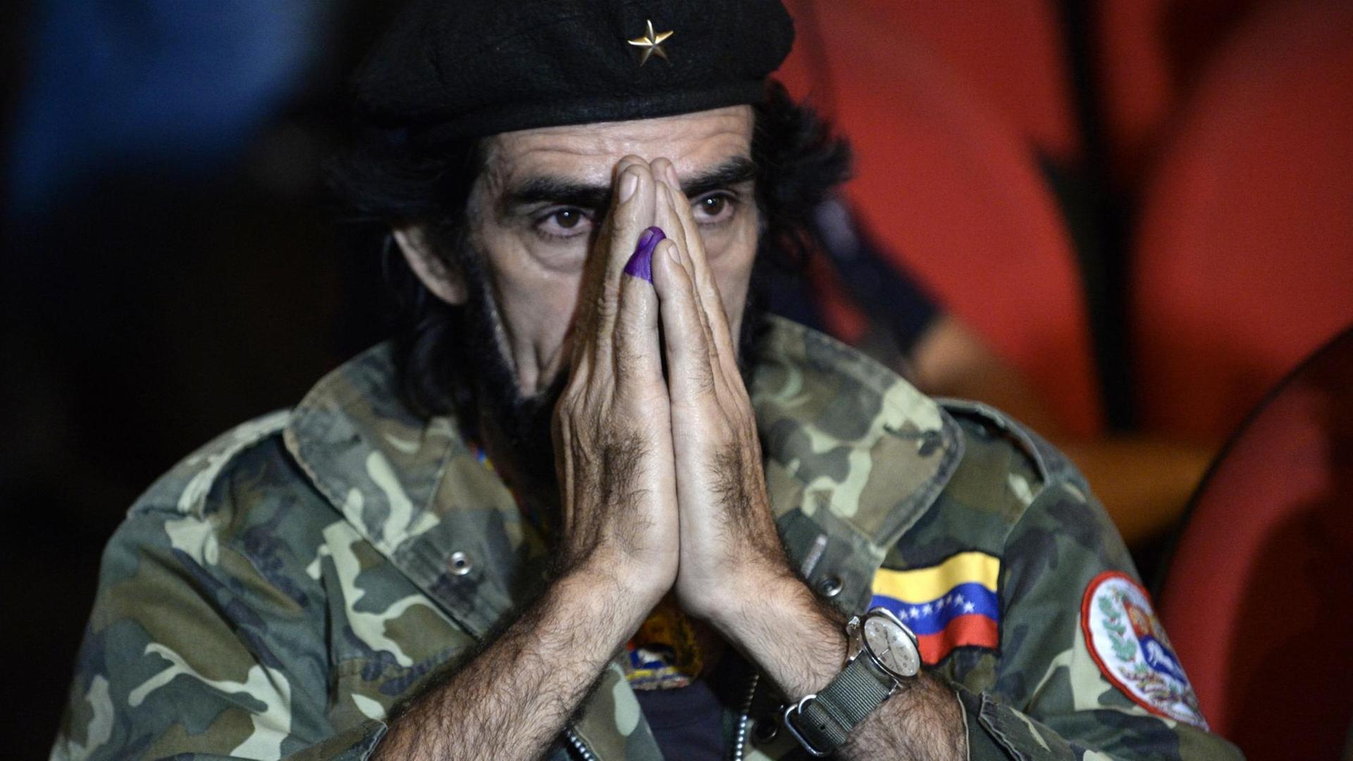 Ein Anhänger von Präsident Maduro in der Uniform von Che Guevara