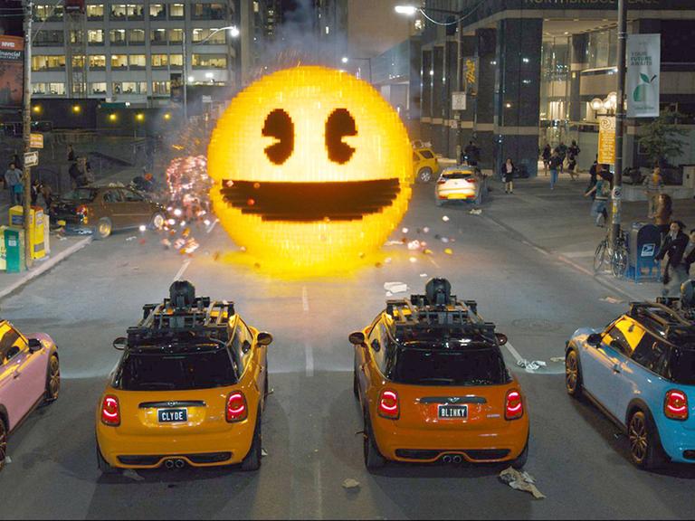 Die Autos Inky, Blinky, Clyde und Pinky greifen Pac-Man an - eine Szene des Films "Pixels".