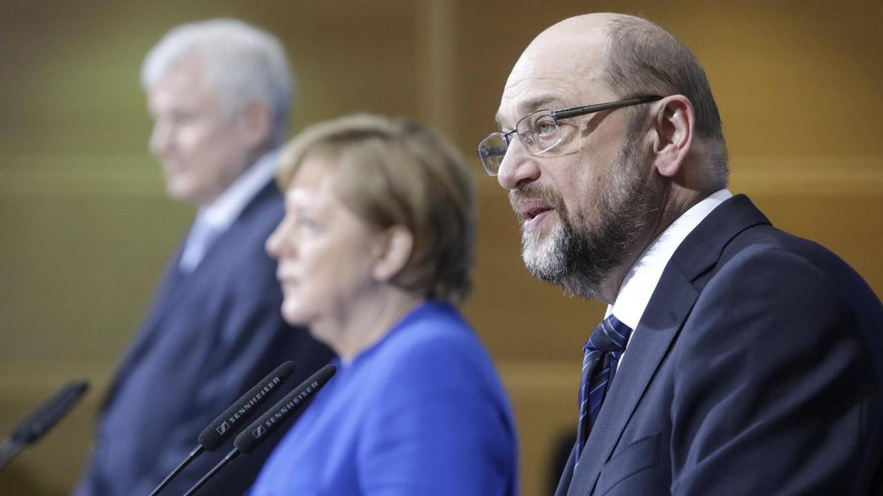 Horst Seehofer (CSU), Angela Merkel (CDU) und Martin Schulz (SPD) informieren die Medien über die Ergebnisse der Sondierungsgespräche.