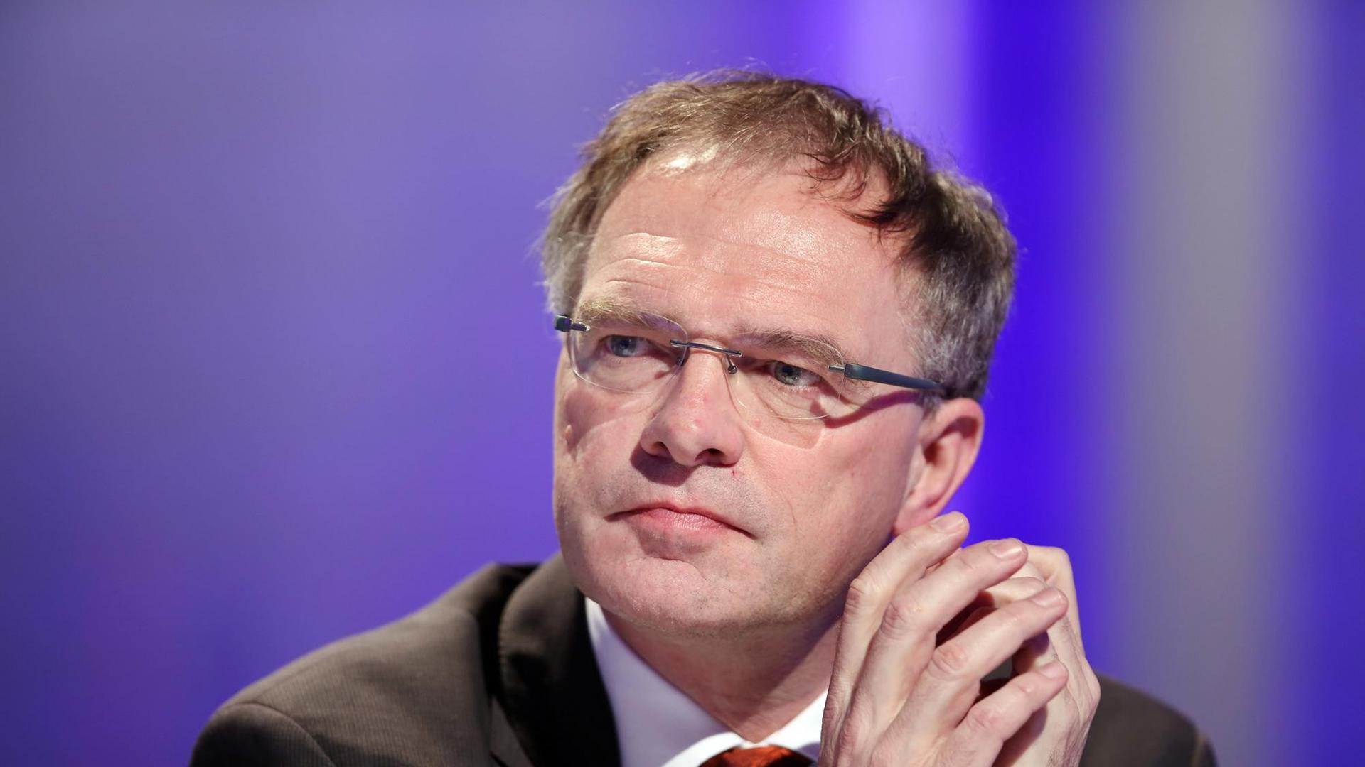 Stefan Raue sitzt als MDR-Chefredakteur am 06.05.2014 in einer Diskussionsrunde über den Umgang mit wichtigen Nachrichten während des Medientreffpunkts Mitteldeutschland in der Media-City in Leipzig.