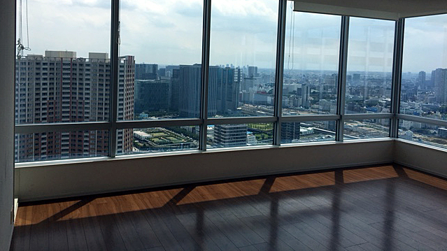 Blick aus einem Hochhaus in Tokio auf die Stadt