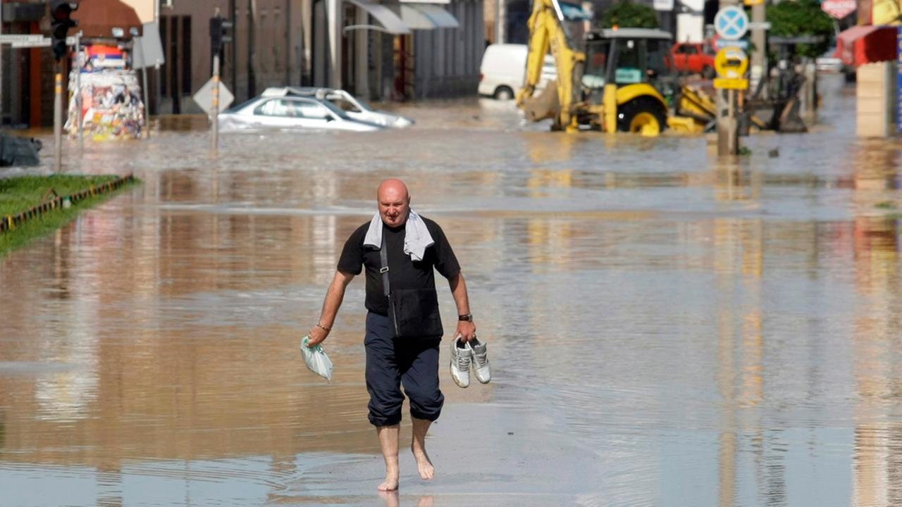 epa04214313 An aid worker in the town of Obrenovac, Serbia on 19 May 2014. The town of Obrenovac 30km south-west of Belgrade has been evacuated since the 90 per cent of town has been flooded. Serbia has been hit by a massive disaster, one of the severest 