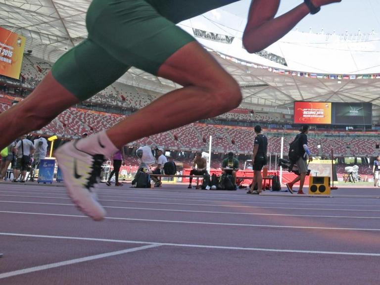 Der brasilianische Hürdenläufer Hugo de Sousa trainiert im Vorfeld der Leichtathletik-WM im chinesischen Nationalstadion in Peking.