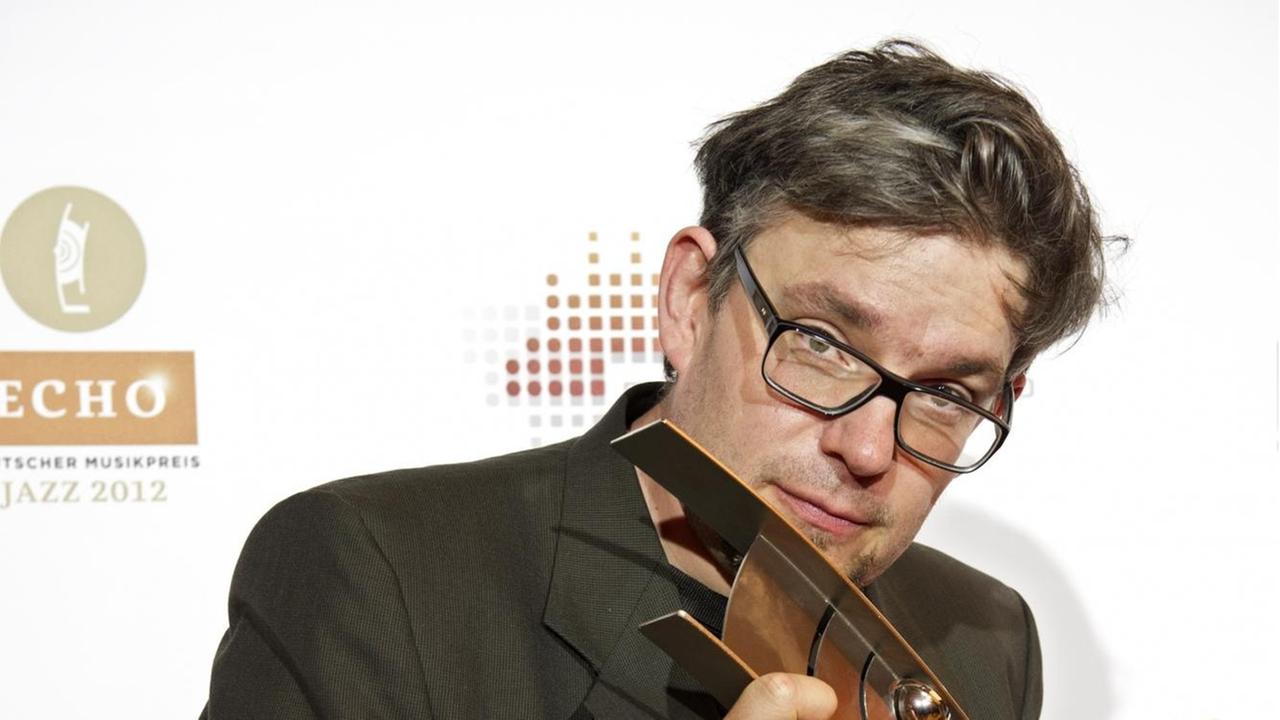 Der Musiker Johannes Enders (Instrumentalist des Jahres National Saxophone/Woodwinds) freut sich am Sonntag (03.06.2012) in Dresden über den "Echo Jazz" Preis 2012.