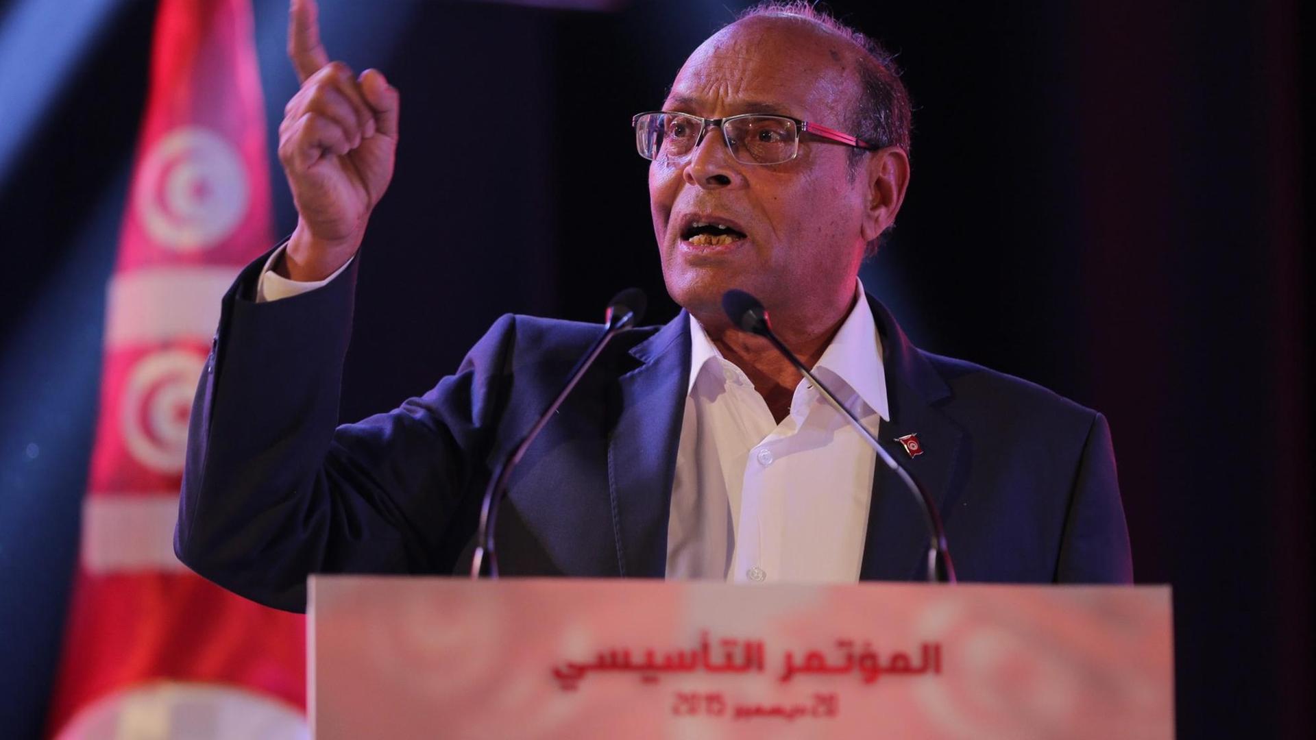 Der tunesische Ex-Präsident Moncef Marzouki steht an einem Renderpult und spricht. Der tunesische Ex-Präsident Moncef Marzouki steht an einem Renderpult und spricht.