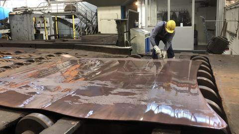 Frisch gewalztes Kuperblech im Kupferwalzwerk Hettstedt