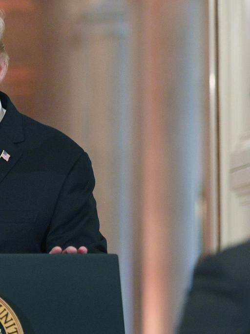 US-Präsident Trump steht hinter einem Mikrofon im Weißen Haus und zeigt mit dem Zeigefinger auf den CNN-Journalisten Jim Acosta, der zuvor eine Frage gestellt hatte.
